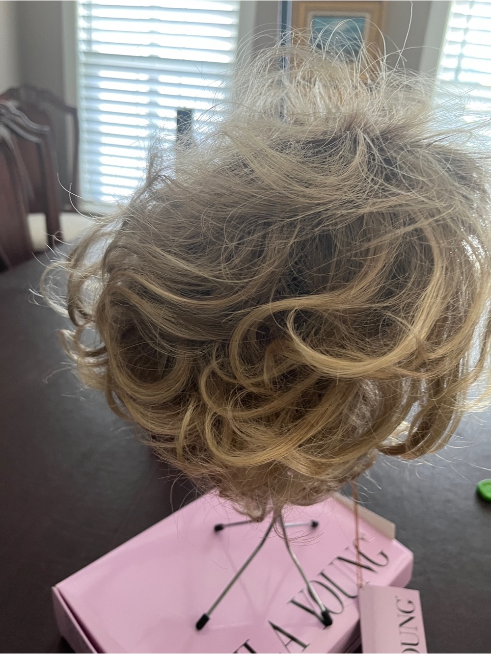😎😎😎PAULA YOUNG FRANCIE WIG NWT Blonde Short Layered Wig - Picture 4 of 7